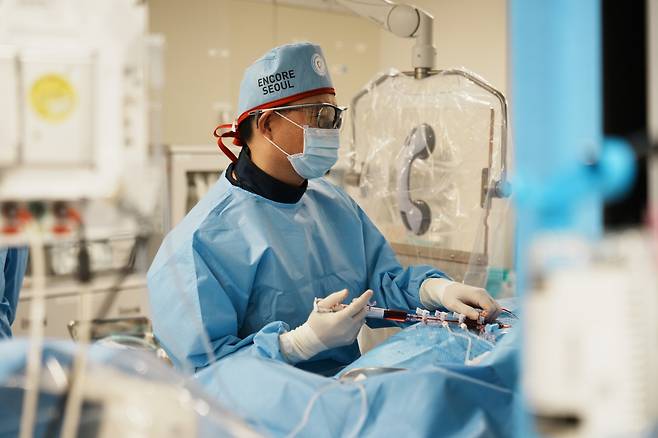 한주용 삼성서울병원 순환기내과 교수가 관상동맥중재술을 시행 중이다.(사진제공=삼성서울병원)