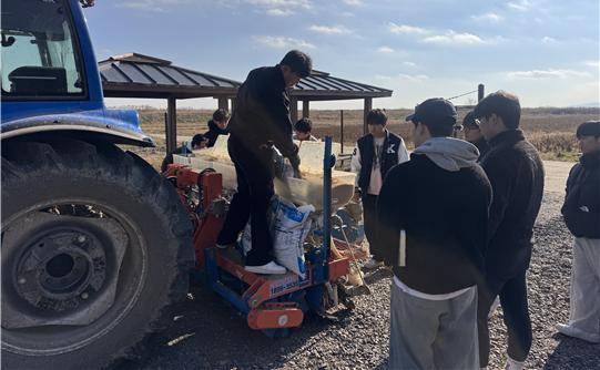 한국농수산대학교 학생들이 새만금 대학시험포에서 트랙터 및 파종기를 활용한 교육을 받고 있다.(사진제공=농림축산식품부)