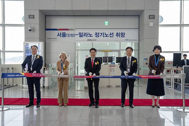 아시아나항공이 31일 인천공항 제 2 여객터미널에서 인천-밀라노 노선 정기노선 취항 기념행사를 가졌다.(왼쪽부터) 김성무 아시아나항공 인천국제공항 서비스지점장, 에밀리아 가토 주한 이탈리아 대사, 박종만 아시아나항공 여객본부장, 이상용 인천국제공항공사 신사업본부장를 비롯해 김보영 이탈리아 관광청 대표가 테이프커팅식을 촬영하고 있다.(사진=아시아나항공)