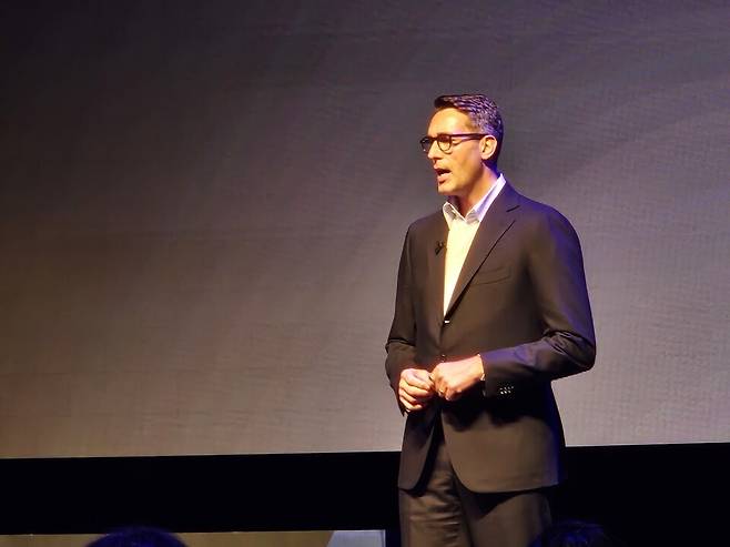 패트릭 쇠더룬드 넥슨 회장이 31일 일본 도쿄에서 열린 '캐피털 마켓 브리핑'에서 경영 방향에 대해 설명하고 있다. [사진=게임기자단]