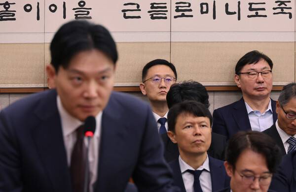 조작기소 논란이 일고 있는 대북송금 사건 수사 책임자 박상용 검사가 지난해 10월 14일 서울 여의도 국회에서 열린 법무부 등에 대한 법제사법위원회 국정감사에서 국민의힘 주진우 의원 질의에 답하고 있는 가운데 이화영 전 경기도 평화부지사가 이를 듣고 있다. 2026.3.25. 연합뉴스 자료사진