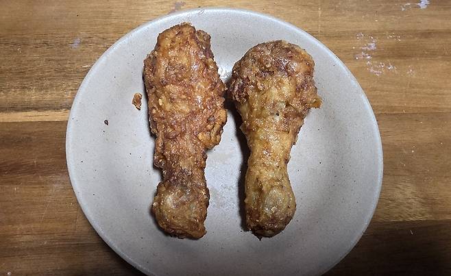 bhc 쏘이갈릭킹의 닭다리(왼쪽)와 교촌치킨 간장 한마리의 닭다리(오른쪽), 사진으로 남기지 않은 다른 닭다리도 비슷한 차이가 있었다./사진=김아름 기자 armijjang@