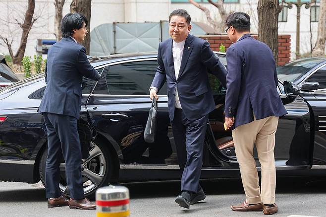 김병기 무소속 의원이 31일 서울 마포구 공공범죄수사대에서 열린 4차 피의자 조사에 출석하고 있다.사진=뉴시스