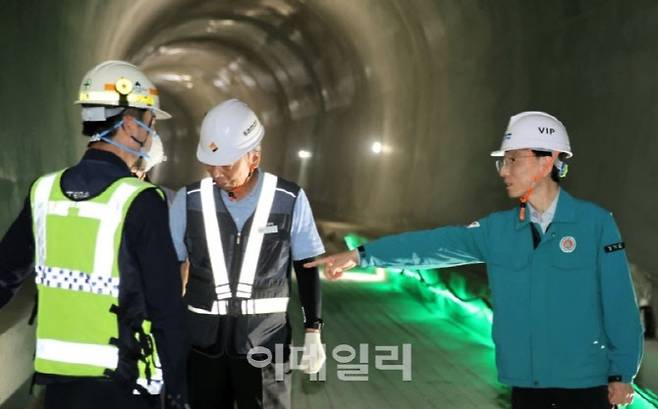 김성중(오른쪽) 경기도 행정1부지사가 7호선 도봉산~옥정 연장사업 공사현장을 찾아 상황을 살펴보고 있다.(사진=경기도)