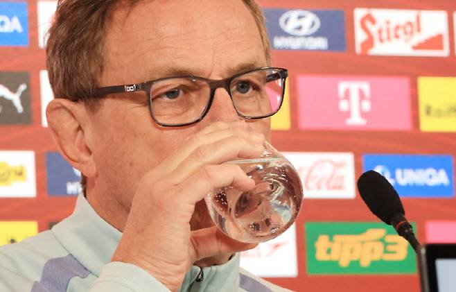 한국과의 평가전을 앞둔 오스트리아 축구대표팀의 랄프 랑닉 감독이 30일(현지시간) 빈 오스트리아 축구협회 캠퍼스에서 열린 공식 기자회견에서 질문에 답하고 있다. 사진=연합뉴스