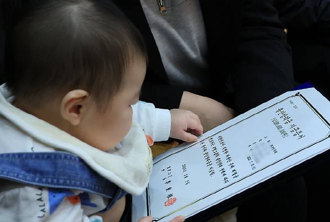 2026년 부영그룹 시무식 및 출산장려지원 행사에 출산장려금을 지급받은 부영그룹 직원 가족들이 참석해 있다. (사진=연합뉴스)