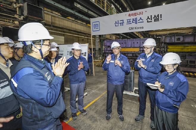 한국GM 직원들이 지난 25일 인천 부평공장에서 신규 프레스 설비 도입을 축하하고 있다. (사진=한국GM)