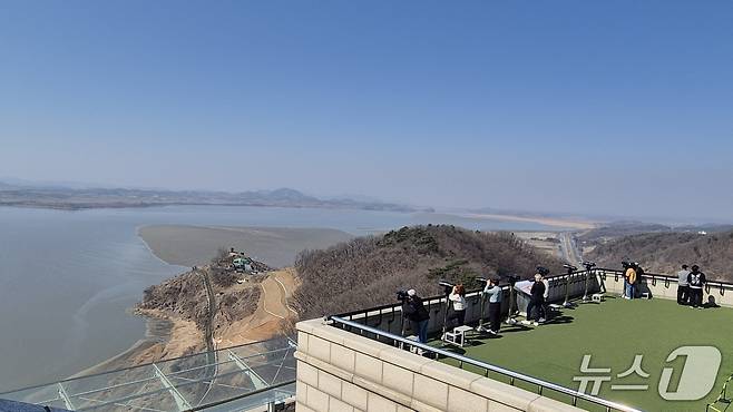 오두산 통일전망대 4층 야외 공간에서 망원경으로 북한쪽을 바라보는 시민들의 모습 2026.03.28. ⓒ 뉴스1 임여익 기자