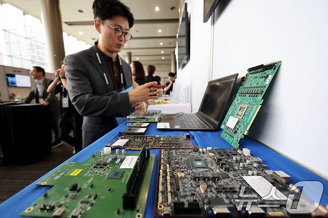서울 강남구 코엑스에서 열린 '삼성전자 파운드리 포럼'과 '세이프(SAFE) 포럼 2024' 행사에 앞서 유관 기업 관계자가 반도체 칩을 설명하고 있다.2024.7.9 ⓒ 뉴스1 장수영 기자