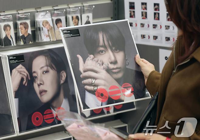 그룹 방탄소년단(BTS)의 정규 5집 '아리랑'(ARIRANG) 타이틀곡 '스윔'(SWIM)이 메인 싱글 차트인 '핫 100'(Hot 100) 진입과 동시에 1위를 차지했다. 사진은 30일 서울 중구 명동의 케이팝 굿즈샵 '케이메카' 본점에서 BTS 신보 '아리랑'을 살펴보는 외국인들 모습. 2026.3.30 ⓒ 뉴스1 오대일 기자