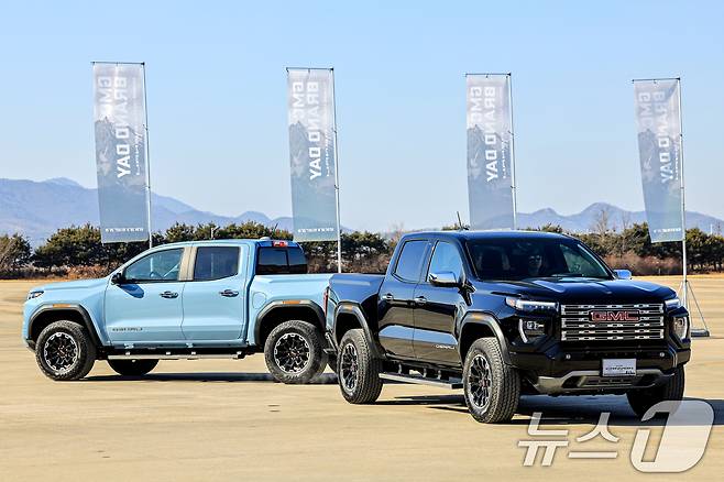 27일 경기 김포 한국타임즈항공에서 열린 GMC 브랜드 데이에서 시승용 차량들이 전시돼 있다. 이번 브랜드 데이에서 제너럴모터스(GM)는 한국 시장에서의 프리미엄 SUV·픽업 전문 브랜드로 자리매김하겠다는 방향을 제시하며 허머 EV(HUMMER EV), 아카디아(Acadia), 캐니언(Canyon) 등 국내 출시 계획을 발표했다. 2026.1.27 ⓒ 뉴스1 이호윤 기자