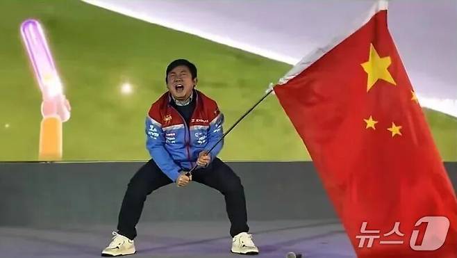 장쉐지처 창업자 장쉐가 세계 슈퍼오토바이 챔피언십(WSBK)에서 우승한 후 중국 국기를 흔들고 있다. (웨이보 갈무리)