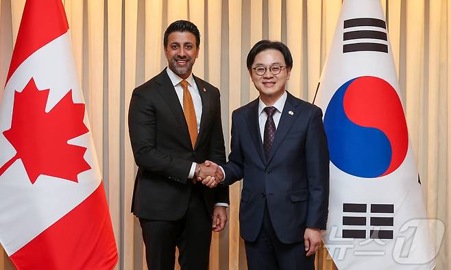 김정관 산업통상부 장관이 31일 오후 서울 중구 롯데호텔에서 마닌더 시두 캐나다 국제통상부 장관과 기념촬영을 담하고 있다. (산업통상부 제공. 재판매 및 DB 금지) 2026.3.31 ⓒ 뉴스1