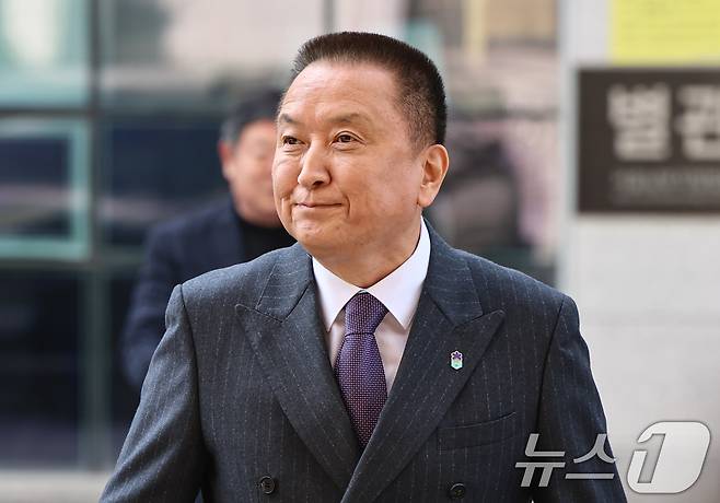 김영환 충북도지사가 23일 서울 양천구 남부지방법원에서 열린 국민의힘 상대 가처분 신청 심문에 출석하고 있다. 김 지사는 지난 16일 국민의힘 지방선거 공천관리위원회 컷오프 결정 이후 서울남부지방법원에 공천 배제 효력정지 가처분을 신청했다. 2026.3.23 ⓒ 뉴스1 김도우 기자