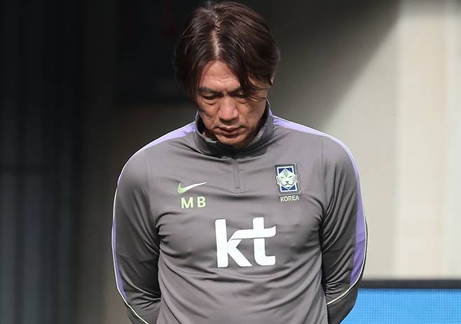 오스트리아전을 하루 앞둔 30일(현지시간) 축구 국가대표팀 홍명보 감독이 경기가 열릴 에른스트 하펠 스타디움에서 생각에 잠겨 있다. 2026.3.30 연합뉴스