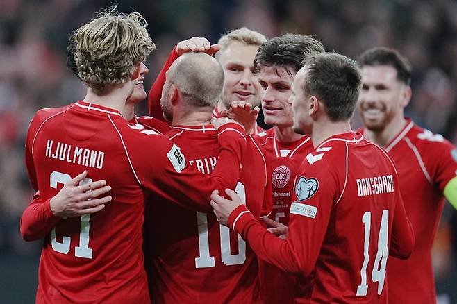 플레이오프 준결승 북마케도니아전에서 승리한 뒤 기뻐하는 덴마크 선수들. EPA연합뉴스