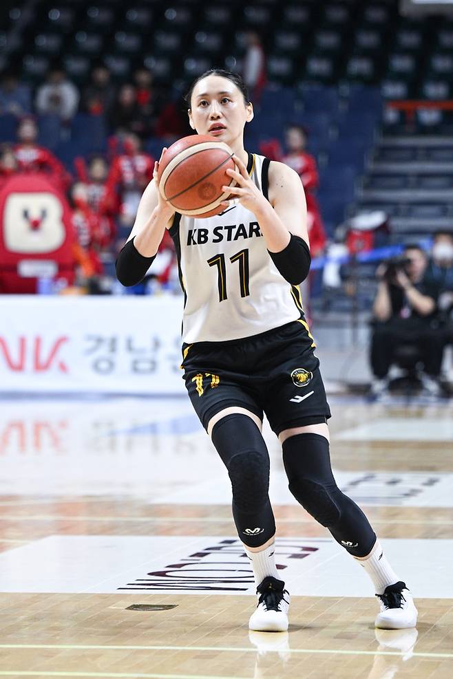 KB스타즈 강이슬이 30일 부산 사직체육관에서 열린 BNK금융 2025~2026 여자프로농구 정규리그 최종전 BNK와 경기에서 3점슝을 던지고 있다. 사진 | WKBL