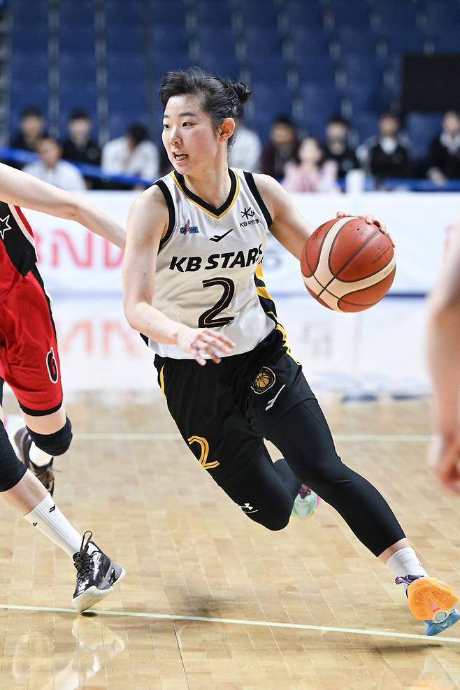 KB스타즈 허예은이 30일 부산 사직체육관에서 열린 BNK금융 2025~2026 여자프로농구 정규리그 최종전 BNK와 경기에서 드리블 하고 있다. 사진 | WKBL