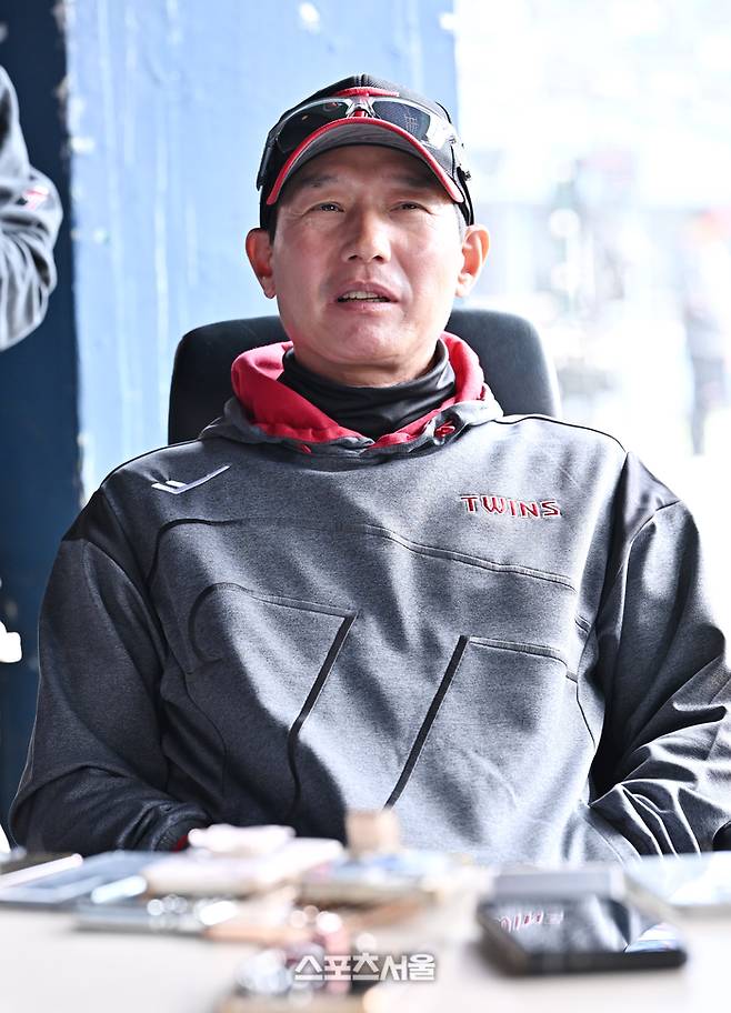 LG 염경엽 감독이 29일 잠실구장에서 열리는 2026 KBO 리그 KT와 경기에 앞서 취재진과 인터뷰를 하고 있다. 잠실 | 박진업 기자 upandup@sportsseoul.com