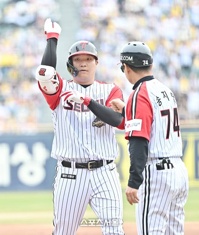 LG 문보경이 29일 잠실구장에서 열린 2026 KBO 리그 KT와 경기 1회말 2사 1루 상황에서 KT 소형준을 상대로 안타를 친 뒤 세리머니를 하고 있다. 잠실 | 박진업 기자 upandup@sportsseoul.com