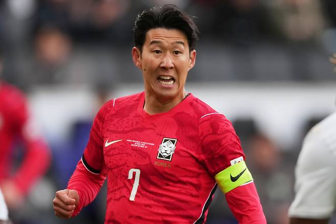 South Korea's Son Heung-Min goes for the ball during the international friendly soccer match between South Korea and Ivory Coast in Milton Keynes, England, Saturday, March 28, 2026. (AP Photo/Dave Shopland)
<저작권자(c) 연합뉴스, 무단 전재-재배포, AI 학습 및 활용 금지>