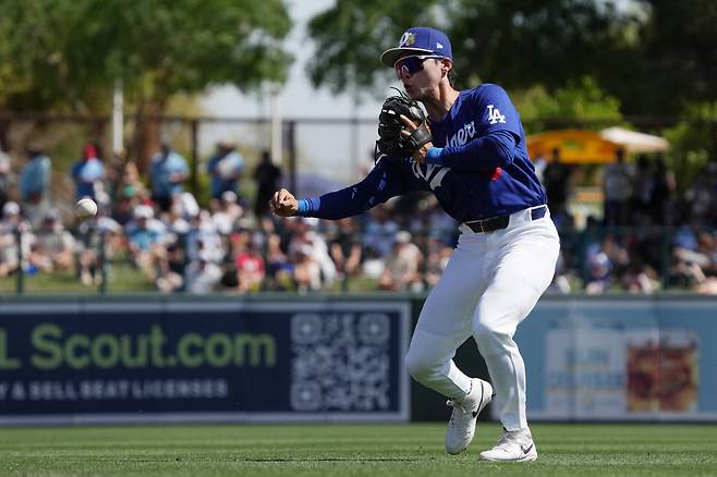 Mar 16, 2026; Phoenix, Arizona, USA; Los Angeles Dodgers second baseman Hyeseong Kim (6) makes the play against the Milwaukee Brewers in the second inning at Camelback Ranch-Glendale. Mandatory Credit: Rick Scuteri-Imagn Images







<저작권자(c) 연합뉴스, 무단 전재-재배포, AI 학습 및 활용 금지>
