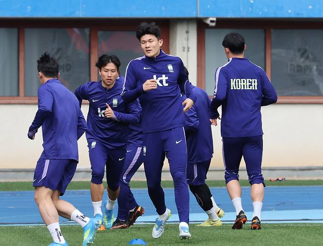 훈련하는 김민재

    (빈[오스트리아]=연합뉴스) 최재구 기자 = 오스트리아전을 하루 앞둔 30일(현지시간) 한국 축구 국가대표팀 김민재가 경기가 열릴 에른스트 하펠 스타디움에서 훈련하고 있다. 2026.3.31

    jjaeck9@yna.co.kr

(끝)





<저작권자(c) 연합뉴스, 무단 전재-재배포, AI 학습 및 활용 금지>