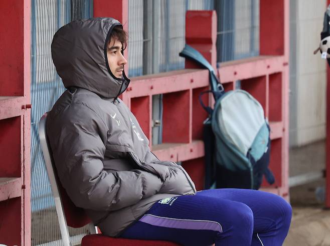 훈련 지켜보는 카스트로프

    (밀턴킨스[영국]=연합뉴스) 최재구 기자 = 코트디부아르전을 앞둔 한국 축구 국가대표팀의 카스트로프가 24일(현지시간) 영국 런던 북서쪽 밀턴킨스에서 휴식하며 팀훈련을 지켜보고 있다. 2026.3.25