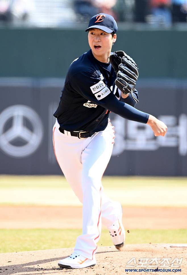 21일 부산 사직야구장에서 열린 한화와 롯데의 시범경기. 한화 선발투수 엄상백이 역투하고 있다. 부산=허상욱 기자wook@sportschosun.com/2026.03.21/