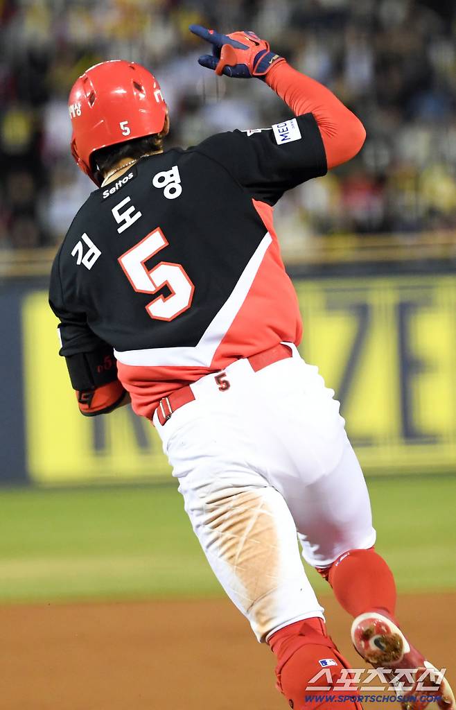 31일 잠실구장에서 열린 LG와 KIA의 경기. 2회초 2사 2루 KIA 김도영이 투런포를 날린 뒤 환호하고 있다. 잠실=박재만 기자 pjm@sportschosun.com/2026.03.31/