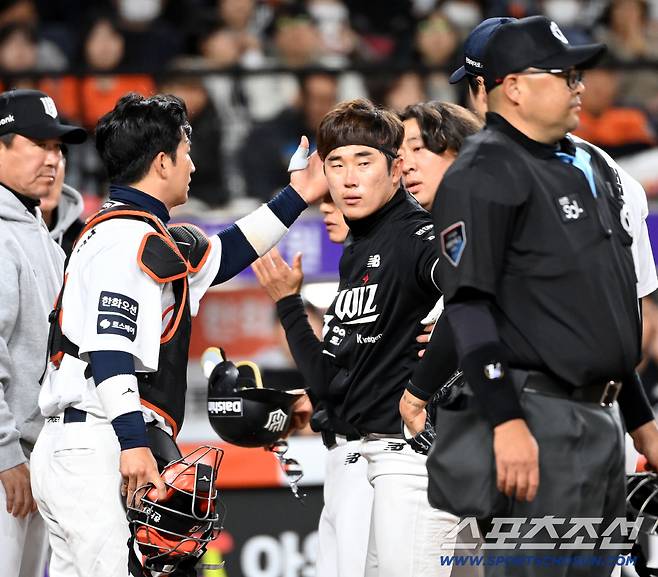 31일 대전한화생명볼파크에서 열린 KT와 한화의 경기. 5회초 1사 2루 KT 허경민이 한화 엄상백의 투구를 머리에 맞았다. 허경민이 사과하는 엄상백과 최재훈에 괜찮다는 인사를 하고 있다. 대전=허상욱 기자wook@sportschosun.com/2026.03.31/