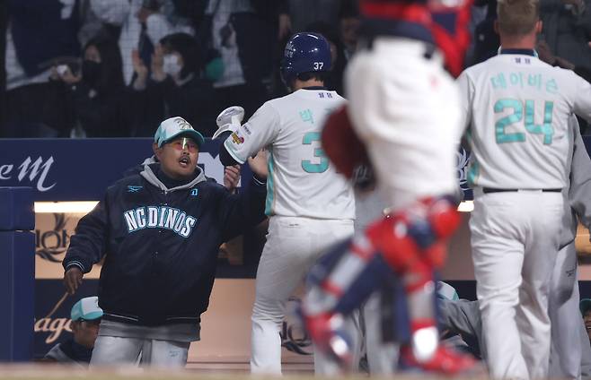 NC 이호준 "건우 잘했어"
(창원=연합뉴스) 김동민 기자 = 31일 경남 창원NC파크에서 열린 프로야구 2026 KBO리그 롯데 자이언츠와 NC 다이노스의 경기. NC 이호준 감독이 3회 말 2사 2·3루 상황 NC 5번 김휘집 안타로 득점을 올린 2루 주자 박건우를 격려하고 있다. 2026.3.31
image@yna.co.kr
(끝)
<저작권자(c) 연합뉴스, 무단 전재-재배포, AI 학습 및 활용 금지>