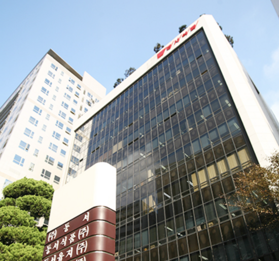 동서식품이 국내 소비 심리가 얼어붙는데도 내수 위주 사업구조를 딛고, 지속적인 성장세를 이어갔다. 메가 브랜드인 맥심과 카누를 앞세워 커피 명가로서 자존심을 지켰으나, 성장 둔화와 환율 변동에 따른 원가 부담은 고민으로 작용한다. /동서식품