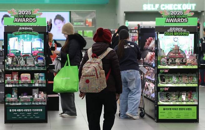 인천 영종도 인천국제공항 한 올리브영 매장의 모습.