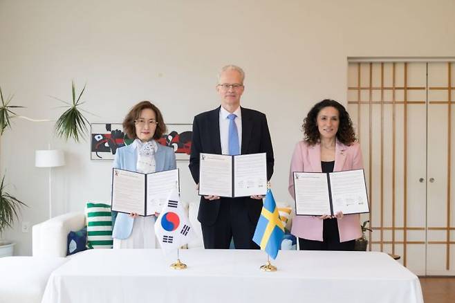 한국디자인진흥원은 주한스웨덴대사관, 이케아코리아와 함께 '코리아+스웨덴 영 디자인 어워드(KSYDA)' 협력 업무협약(MOU)을 체결했다고 31일 밝혔다. 한국디자인진흥원