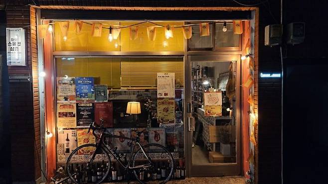 스페인삼촌 전경. 주황색등이 아늑한 분위기를 낸다. 시흥시 제공