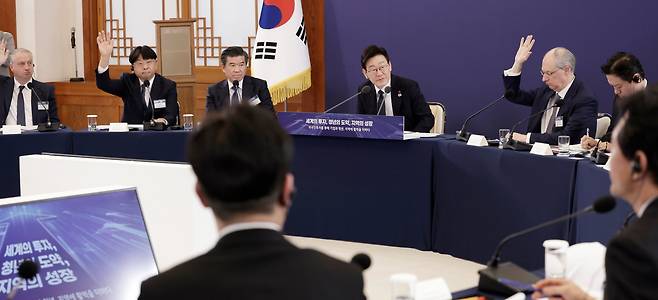 28일 청와대에서 열린 외국인투자기업 간담회에서 참석자들이 손을 들며 이재명 대통령에게 발언권을 요청하고 있다. /연합뉴스