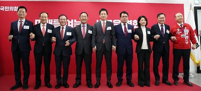 대구시장 공천 후보로 나선 최은석 의원(왼쪽부터), 추경호 의원, 윤재옥 의원, 주호영 의원, 유영하 의원, 이재만 전 대구 동구청장, 이진숙 전 방송통신위원장, 홍석준 전 의원, 김한구 전 현대차 노조 대의원이 10일 서울 국민의힘 당사에서 열린 6·3 지방선거 광역단체 후보자 면접에 참석해 기념 촬영을 하고 있다. / 뉴스1