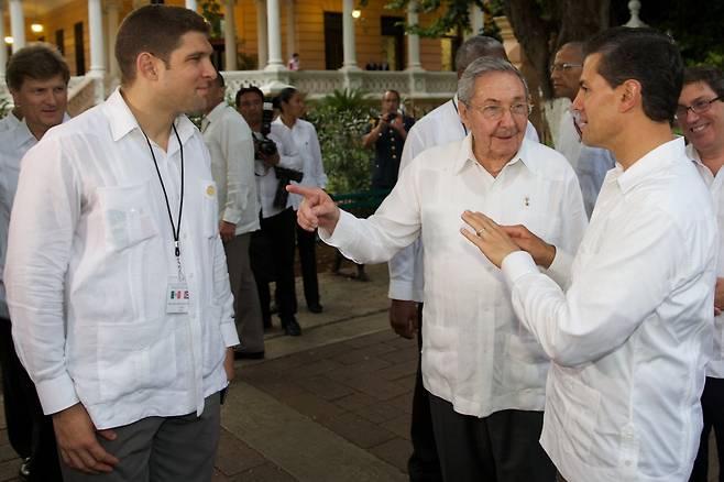2015년 쿠바의 멕시코 국빈 방문 당시, 할아버지 라울 카스트로(가운데)와 엔리케 페냐 니에토 멕시코 대통령과 함께한 라울 기예르모 로드리게스 카스트로(맨 왼쪽). /위키피디아