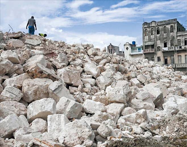 보수할 돈 없어 붕괴된 학교  경제난으로 보수하지 못해 무너진 쿠바 국립 디자인학교 건물 잔해 속에서 쓸 만한 물건을 찾는 주민들. /AFP 연합뉴스