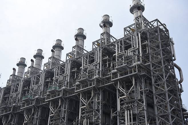 중동상황 장기화로 나프타 수급 차질로 인해 전남 여수 국가산업단지 내 석유화학 기업들의 생산 시설 가동 중단이 잇따르고 있다. 지난 23일 전남 여수 국가산업단지 소재 기업 등에 따르면 LG화학 여수공장은 이날부터 여수산단 내 NCC 2공장 가동을 중단했다고 밝혔다.  사진은 25일 여수산단내 NCC 2공장 모습. /뉴스1