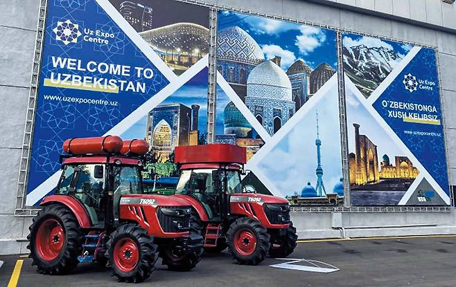 TYM은 지난해 10월 우즈베키스탄에 친환경 CNG(압축천연가스) 트랙터 ‘T6092’ 36대를 수출하며 중앙아시아 시장 공략에 나섰다.