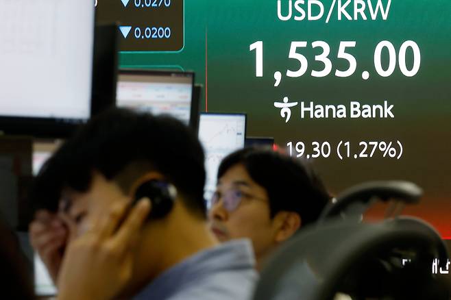 원화 환율이 2009년 금융위기 이후 처음으로 달러당 1530원을 돌파한 31일 오후 서울시 중구 하나은행 딜링룸 전광판에 장중 달러·원 환율이 표시되고 있다. /뉴스1