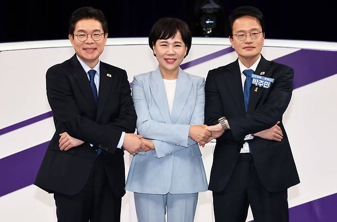 더불어민주당 정원오(왼쪽부터), 전현희, 박주민 서울시장 예비후보가 31일 서울 마포구 상암동 MBC 신사옥에서 열린 더불어민주당 서울시장 후보자 본경선 합동토론회에서 기념 촬영하고 있다. 2026.3.31 ⓒ 뉴스1 국회사진기자단