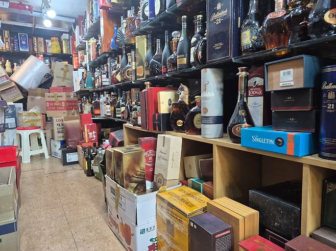31일 서울 중구 남대문 수입상가의 한 위스키샵에 재고들이 쌓여있다./임희재 기자