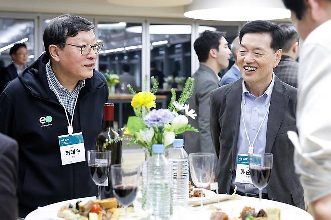 허태수 GS그룹 회장과 홍순기 ㈜GS 대표이사(부회장)가 2023년 4월 6일, 서울 강남구 역삼동 GS타워에서 열린 스타트업, 벤처캐피탈 등과의 벤처 네트워킹 행사인 'GS 데이(DAY)'에 참석했다. / GS그룹 제공