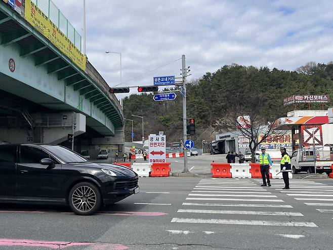 31일 오후 2시쯤 모범 운전자들이 원촌육교의 통제된 구간 앞에서 차량들에 우회 주행을 안내하고 있다. 우수아 수습기자