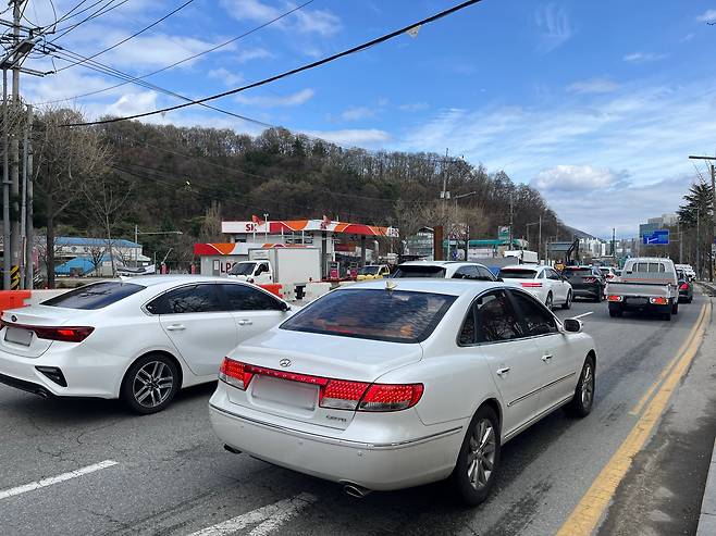 31일 오후 2시쯤 하수관 공사가 진행되고 있는 아리랑로가 원촌육교 공사와 맞물려 도로정체가 이어지고 있다. 우수아 수습기자