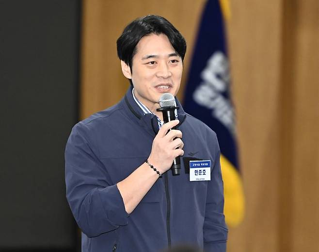 한준호 더불어민주당 경기도지사 경선후보가 30일 경기 수원시 경기도의회에서 열린 더불어민주당 경기도당 제3차 상무위원회에 참석해 인사말을 하고 있다. ⓒ뉴시스