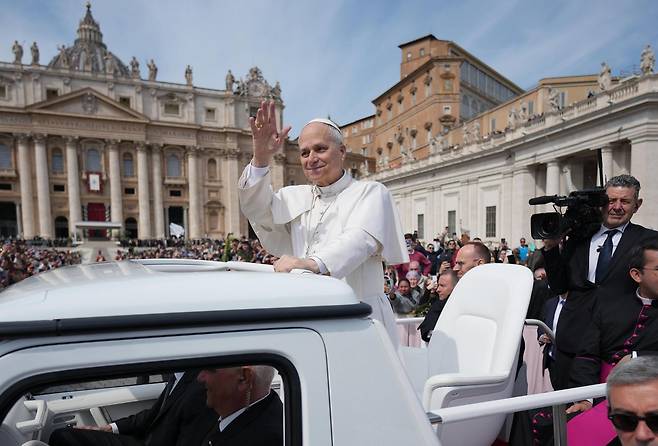 레오 14세 교황이 29일 바티칸 성베드로 광장에서 종려주일(부활절 직전 일요일) 미사를 집전한 후 차를 탄 채 군중에게 손을 흔들고 있다. 그는 “예수는 전쟁을 일으킨 적이 없다”며 도널드 트럼프 미국 행정부의 주요 인사가 기독교 이념을 통해 이란 전쟁의 당위성을 강조하려는 시도를 비판했다. 바티칸=AP 뉴시스